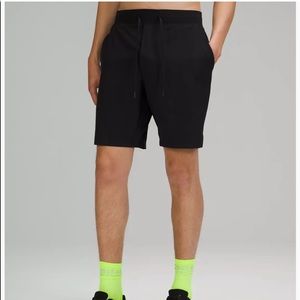 MENS LULU LEMON LINERLESS SHORTS
